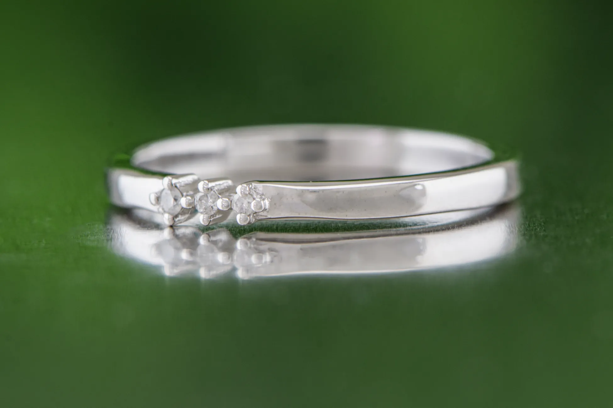 Елегантен сребърен пръстен с диаманти
